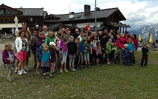 family hiking in Saalbach-Hinterglemm-Leogang